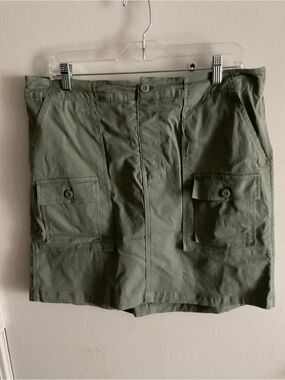 Women’s olive green pull on utility skort.